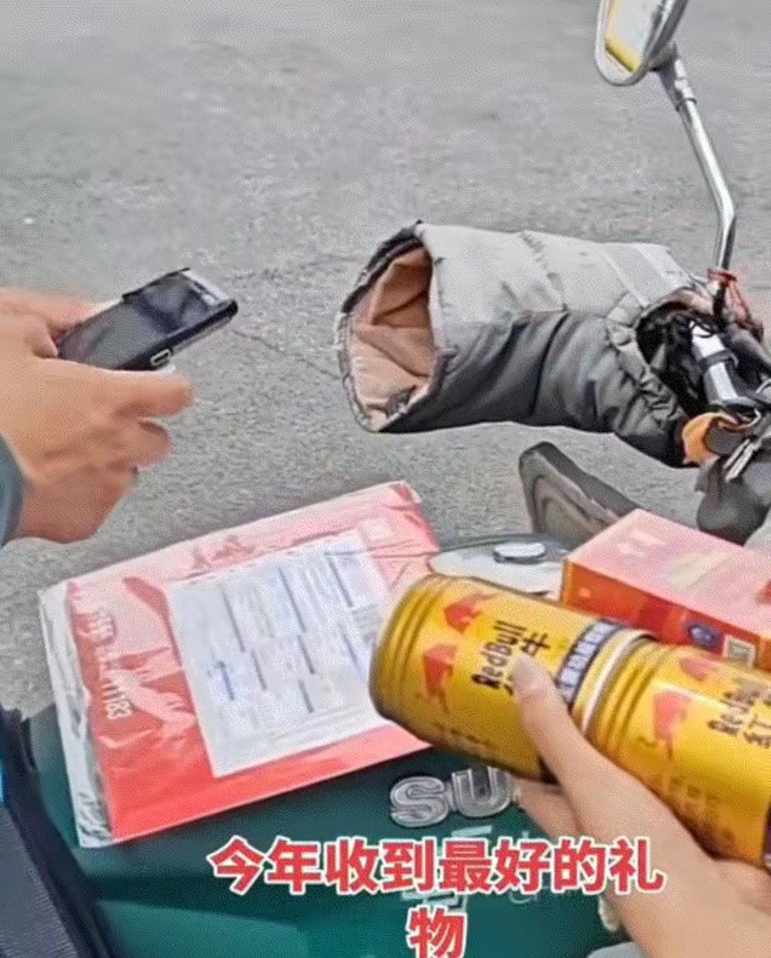 一快递员为女生送来高考录取通知书，而女生下来拿通知书时，为了分享自己这份金榜题名