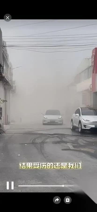 广州拆迁现场“吹尘”？

不是逼迁，是设备“渴”了？

最近刷到海珠后滘社区的视