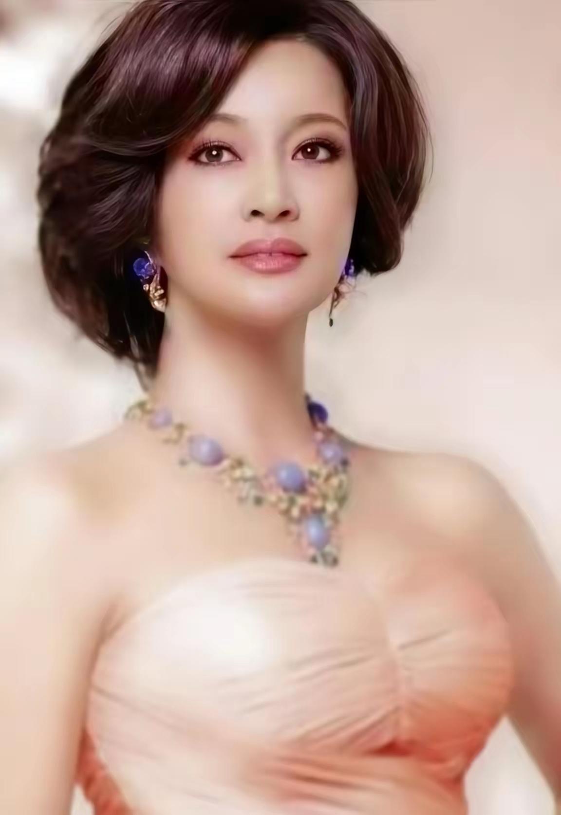 1982年，刘晓庆到南京演出，遇见了正在拍戏的迟志强，晚上几杯酒下肚后，刘晓庆让