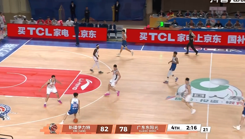 麦考尔打第四节，那就只能指望胡明轩扔，胡明轩扔不进就没辙了。但是你让奎因或者萨姆