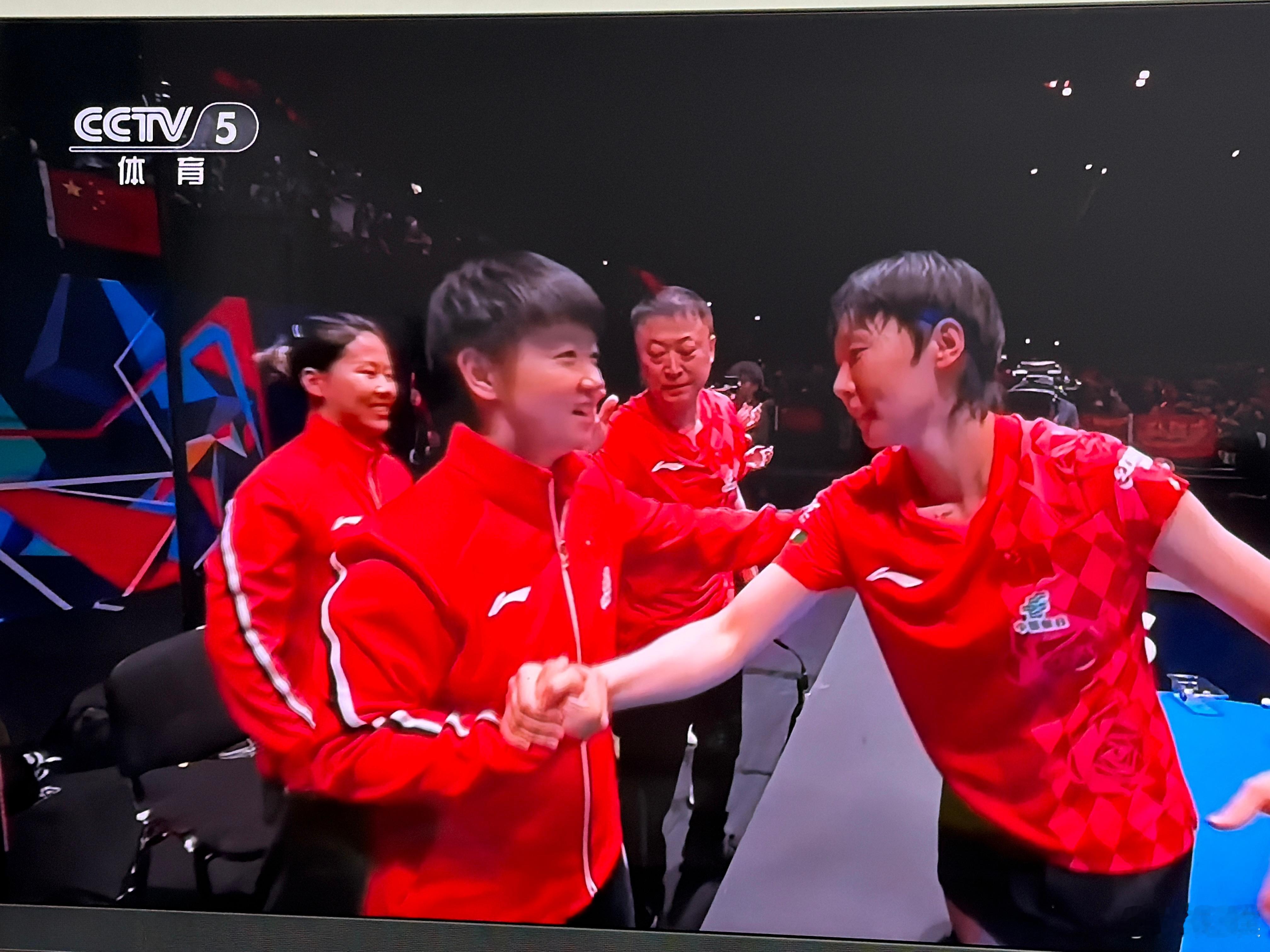 王曼昱顶住了！世乒赛女团冠军拿下，真不容易！接下来看男团的了！世乒赛中国女团vs