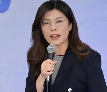 最近台湾政坛比连续剧还精彩。

蓝白阵营还在纠结“到底还能不能合”，下一秒就传出