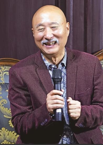 一次，刘晓庆看到陈佩斯，她笑着对身边的人说：这是我大侄子，我是她小姑。但别人根本