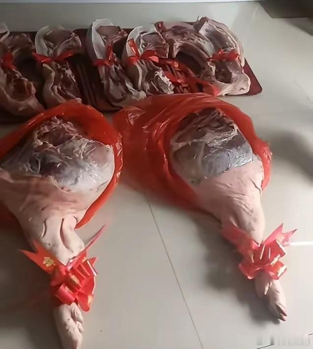 邵阳网友：元旦订婚！彩礼20万+三金+12条芙蓉王+12瓶茅台酒+衣服+猪肉=?