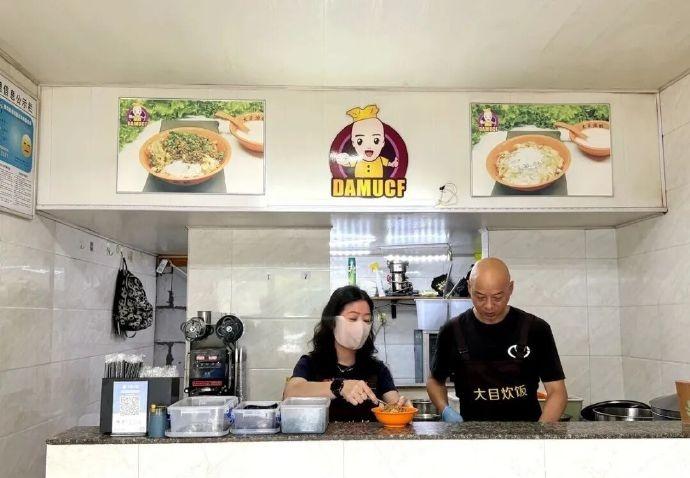 —
在玉环坎门，54岁的潘俊杰有“两副面孔”：
清晨4点，他是“大目炊饭”的店主