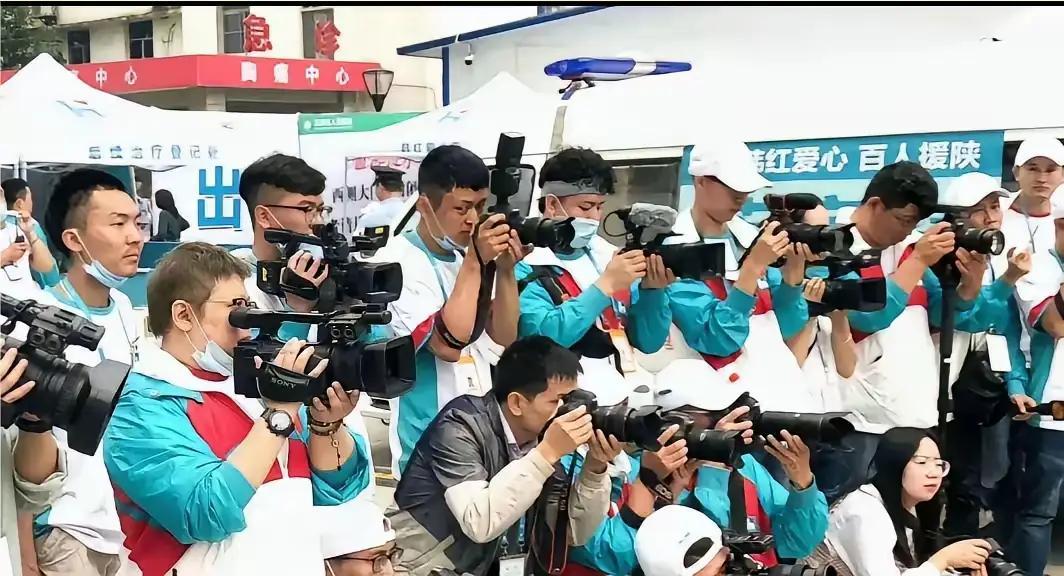 什么是真正的慈善公益？是田家炳先生卖掉别墅、捐出80%身家，在全国建成93所大学