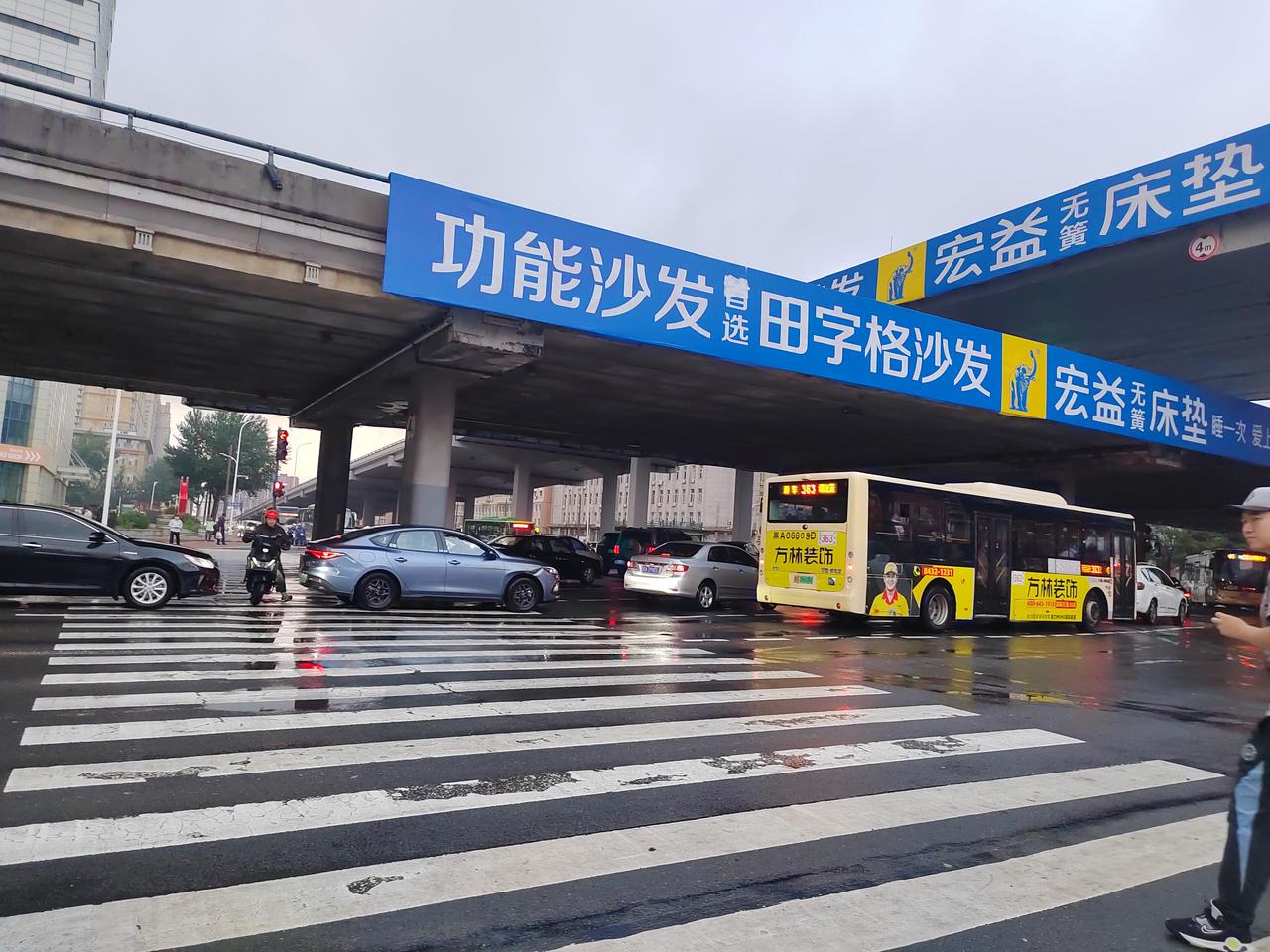 今天是返校第一天吧，这堵车堵的都怀疑人生啊！上班迟到半个小时！[捂脸] 

都9