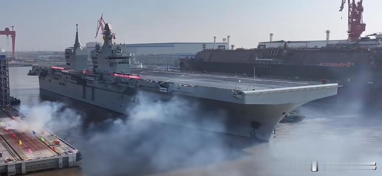 细品舷号51的国产076型电磁弹射两栖攻击舰，它装有三座海红旗-10近程防空导弹