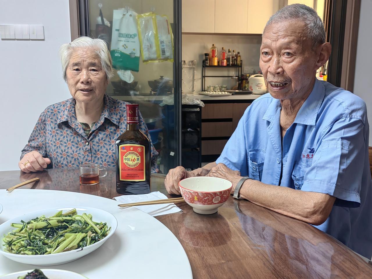 回家，与父母兄弟小酌。父亲难得答应陪我们兄弟喝一口。开心。
​家和万事兴。