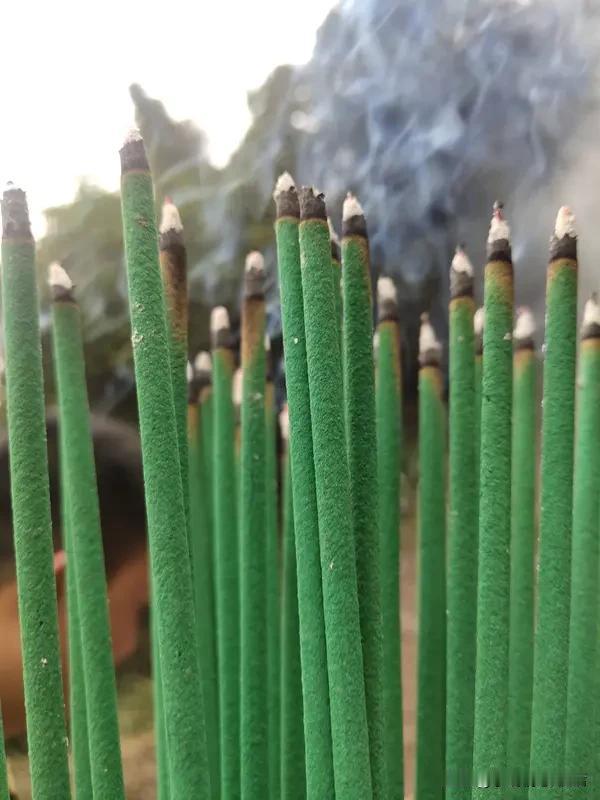 烧香的意义颇为丰富。它是传递心愿的媒介，能把祈福、忏悔、感恩等心意“传达”给神明