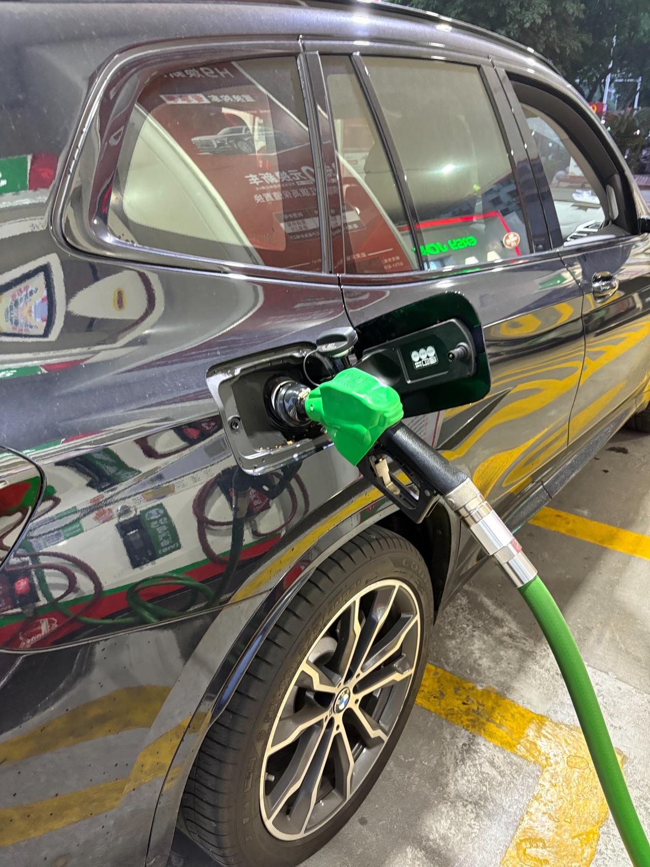 听到油价下降的消息
我刚买电车的老公后悔了
他说，当初买电车是为了省油钱，没想到