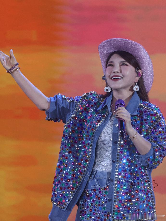 乌兰图雅怕万千惠淘汰才疯所有的 “疯” 都是伪装，真正的心思全是怕万千惠走，这份