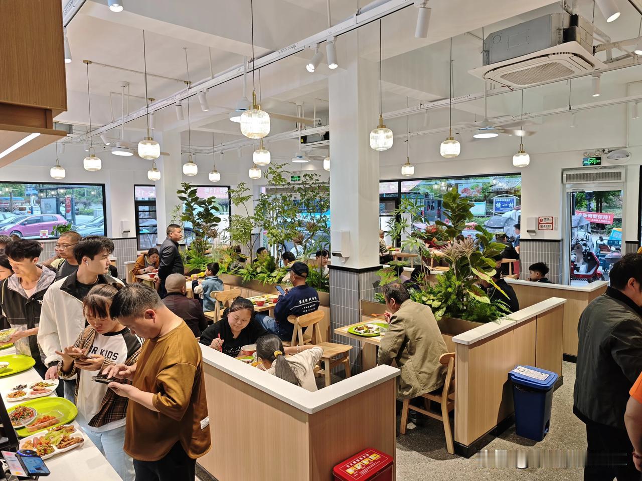 其实我觉得餐厅里面多一些绿植本身是一件非常好的事儿。
但是说实话设计的，空间设计