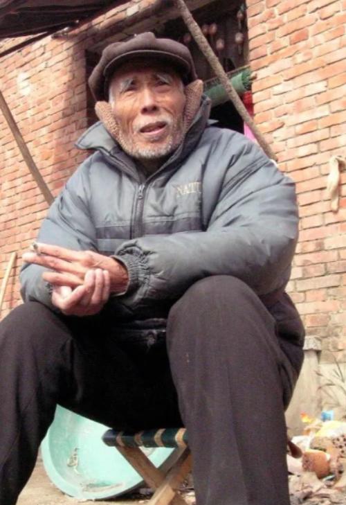 1949年，国民党特务对白公馆、渣滓洞的革命志士展开疯狂屠杀，这时，一个地下党员