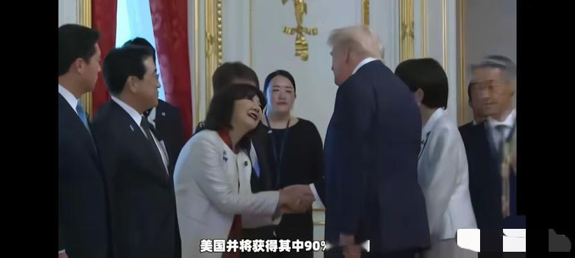 乐子太多数不过来！
特朗普这次视察日本，可以说全程下巴就没放低过，眼睛永远是四十