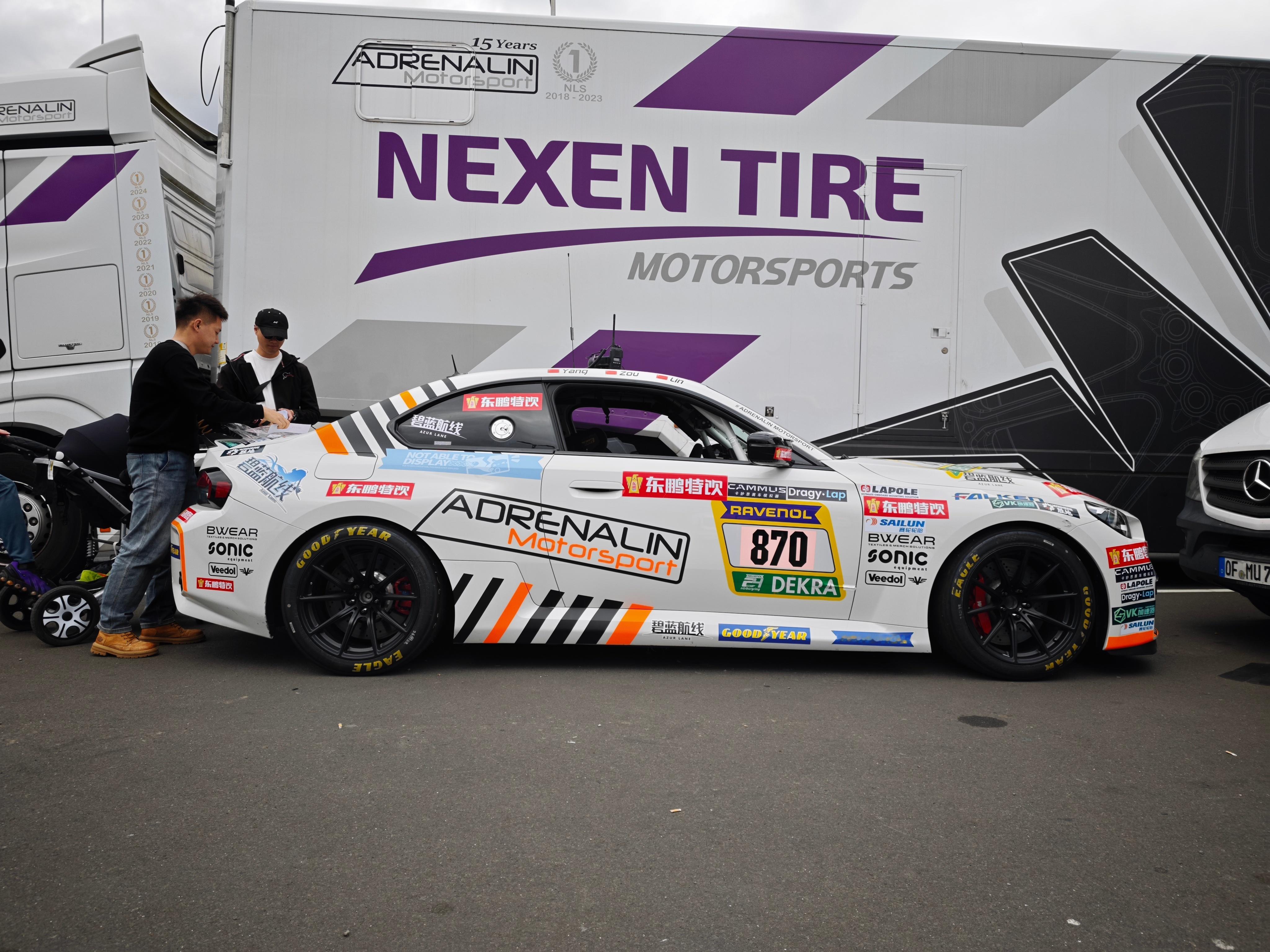 纽北氛围超好，昨天一直在修车，没空贴赞助商贴纸。今天马上要发车了，车队把车停外面