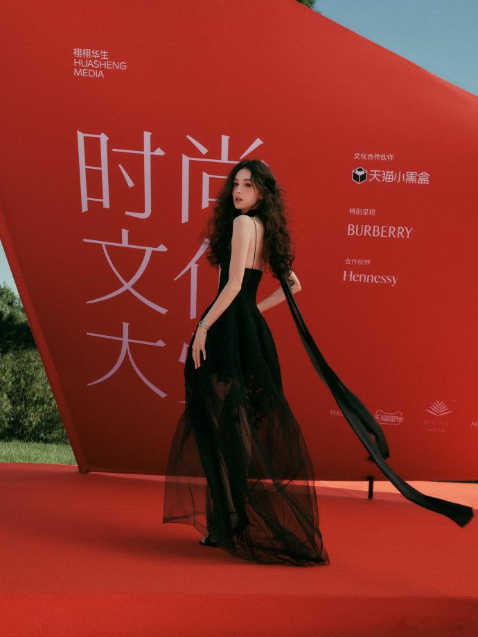 娜扎玉茗茶骨当家女主气场在《玉茗茶骨》预告所营造的艺术氛围中，娜扎的当家女主气场