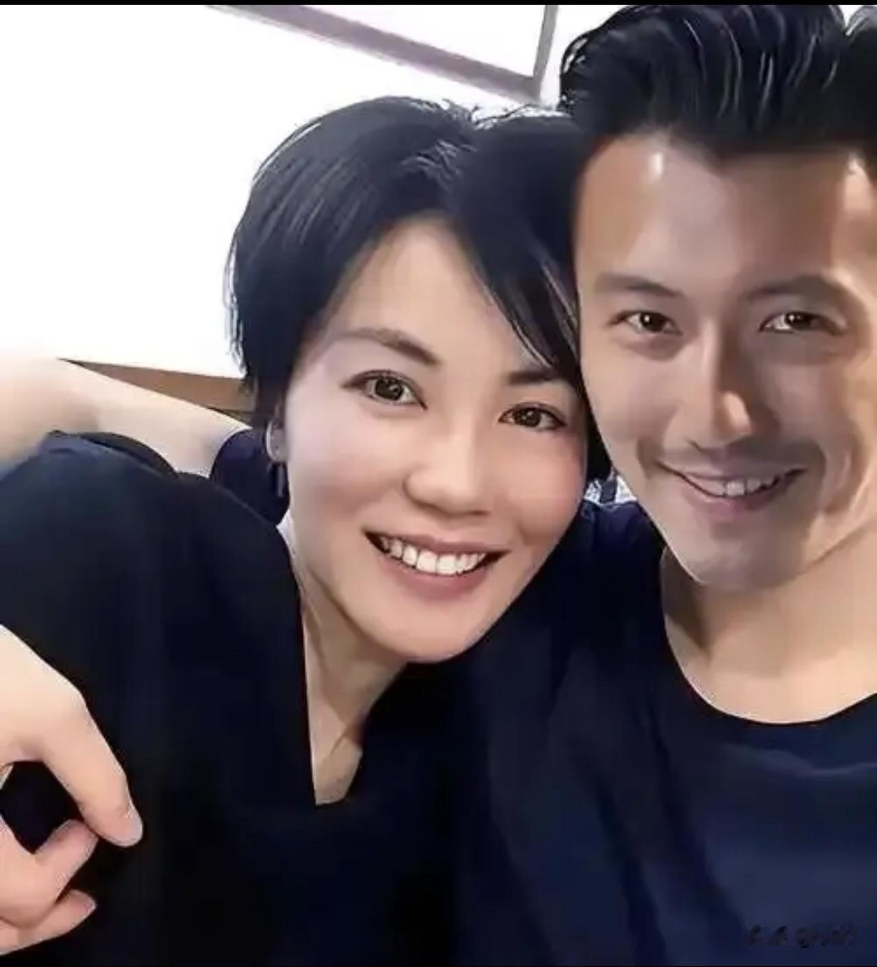 谢霆锋为何离不开王菲？
答案就藏在“少年白月光”这四个字里。
看似简单的四个字，