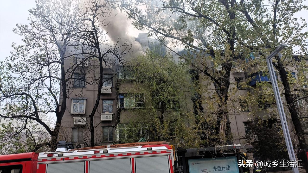 著火了。4月2日中午1點鄭州市農業路文化路交叉口一臨街樓戶發生火災，目前消防車正