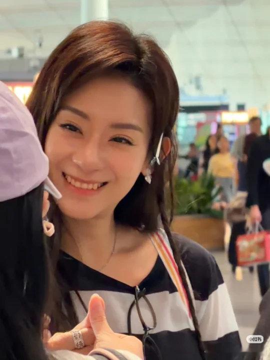 侯宇长发侯宇长发现身机场 侯宇长发现身机场！姐姐变长发了！我们百变小侯宇太美了！