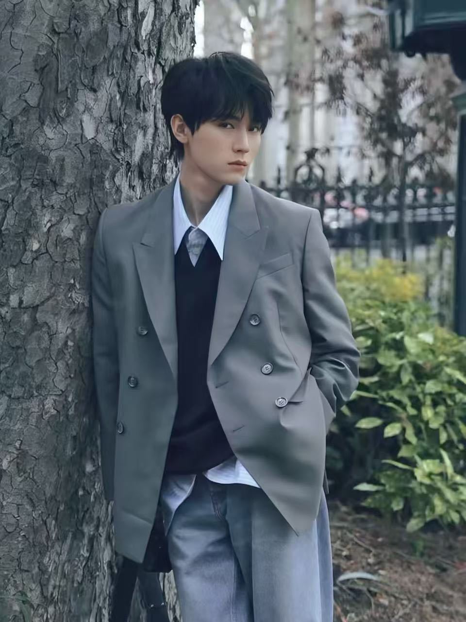 周翊然周翊然让网友推荐巴黎中餐现偶男主来了！上身真的好好看！有点霸总又有点校园感