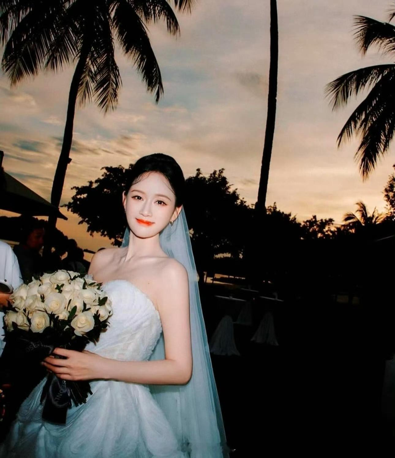 陈乔恩被自己的婚纱照美到了 你本来就很美[doge] 