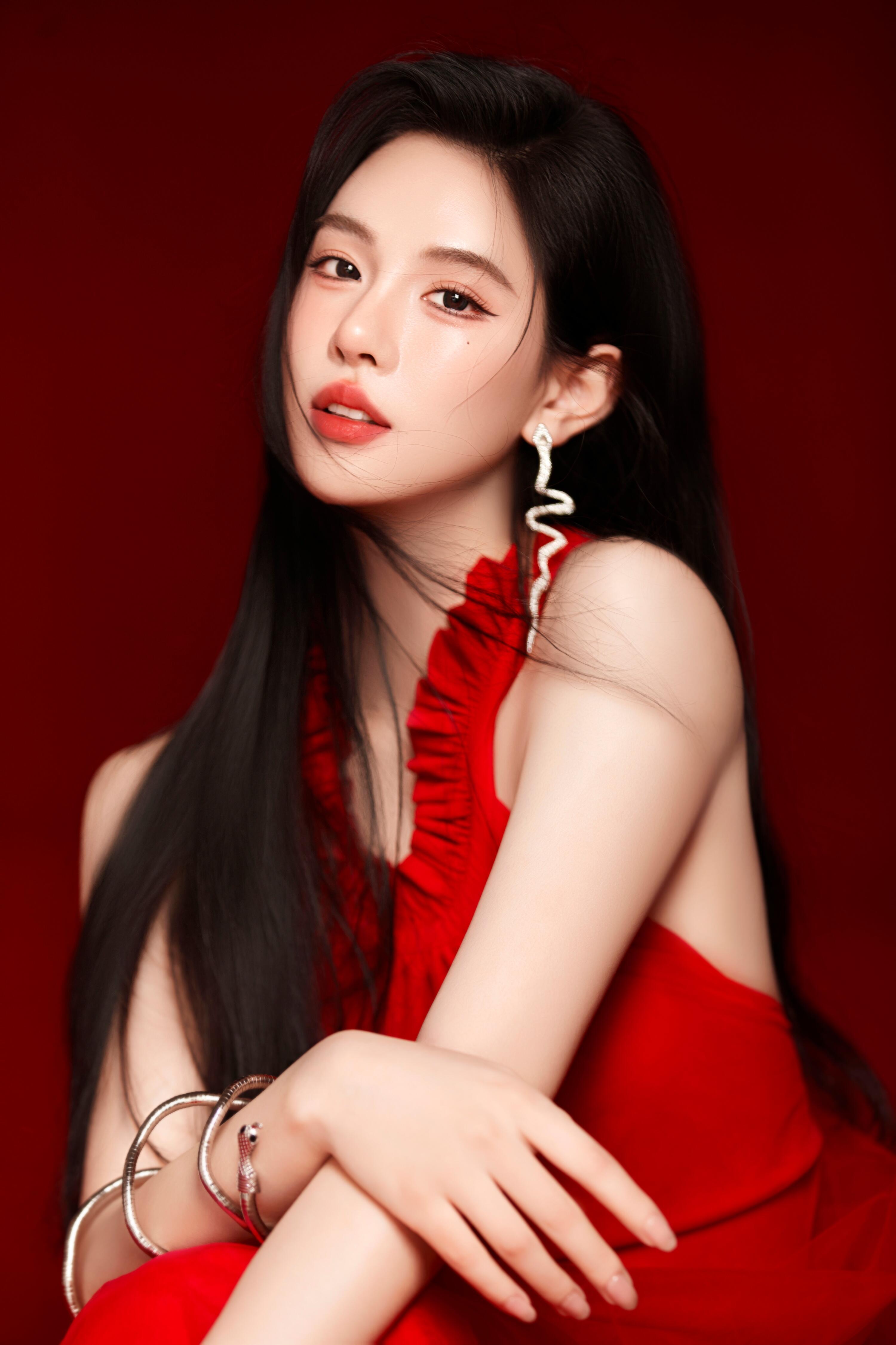 穿红吊带的女孩，天生自带C位光环 ​​​