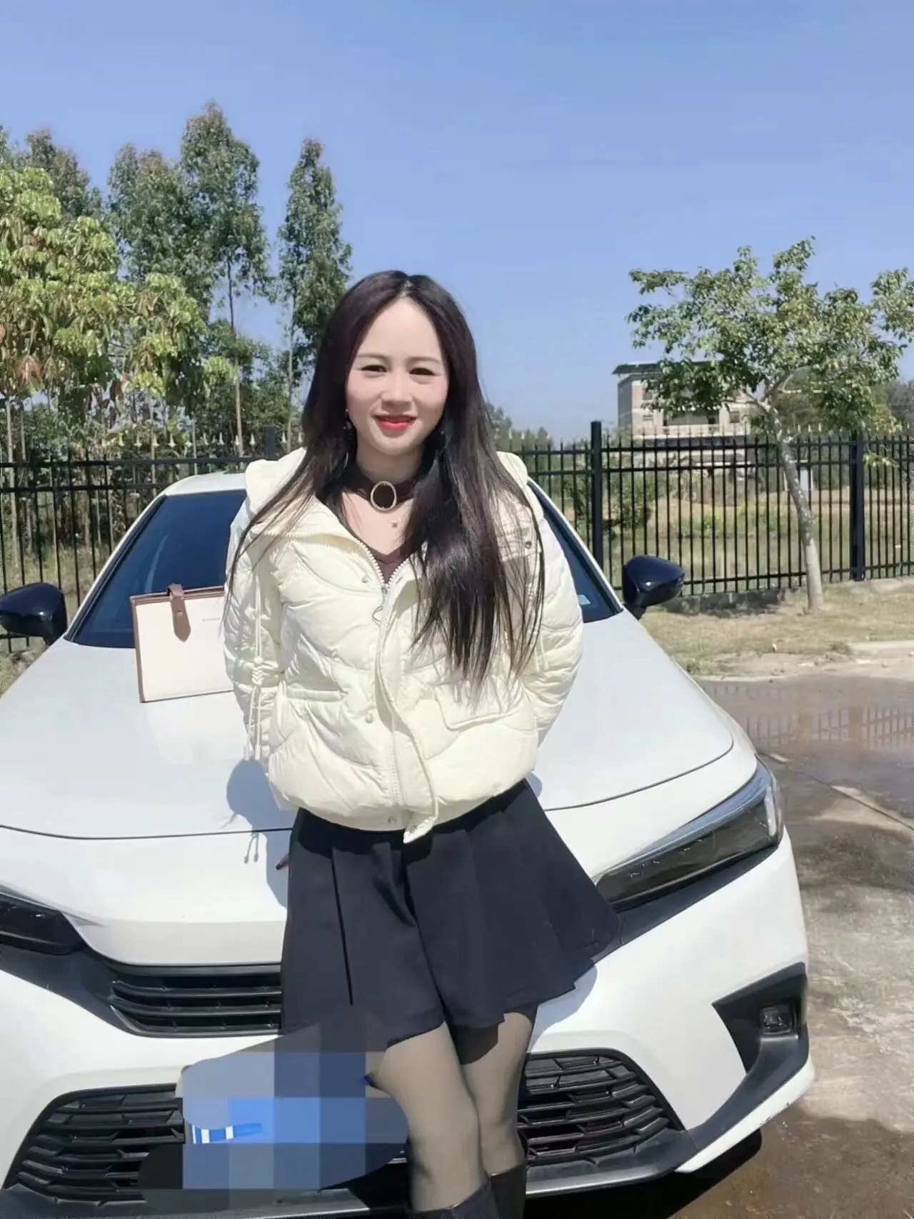 18岁我站在公交站台   羡慕会开车的女人  30岁的我开着车看着路边...