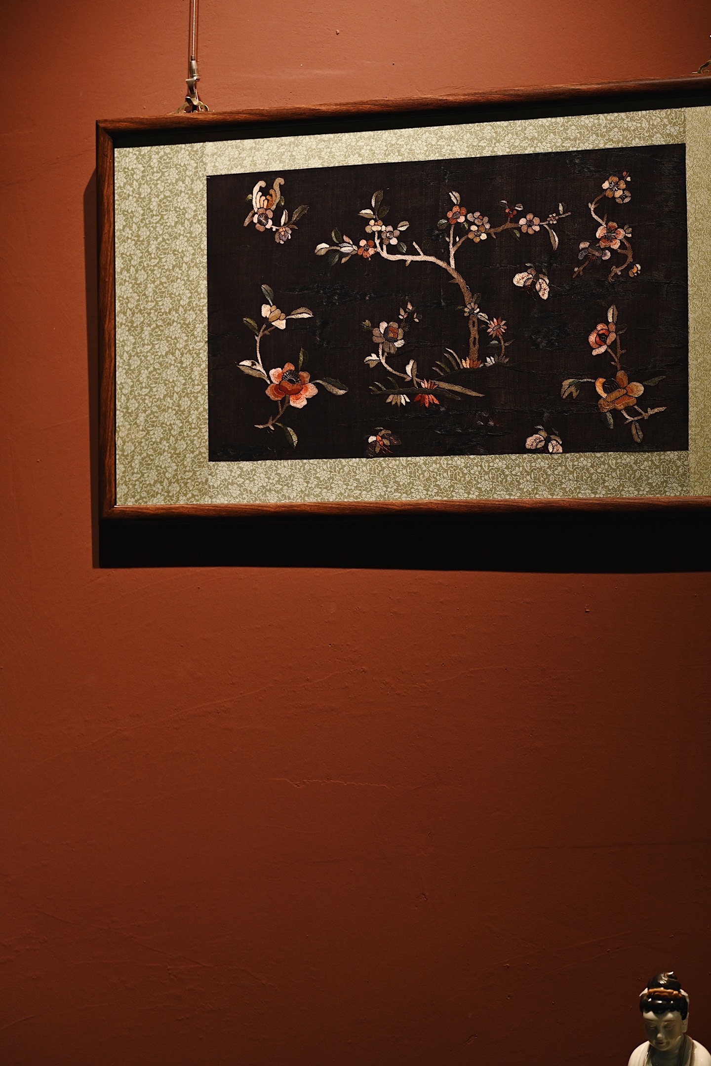 老物件 刺绣 | 锦堂春信 挂屏大致为民国之物，保存较为完整，色泽沉穆，取“清供