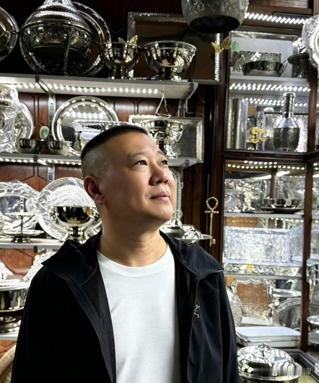 郭德纲逛埃及老集市！
5月12日，郭德纲晒照分享夜晚逛埃及600年历史的老集市。