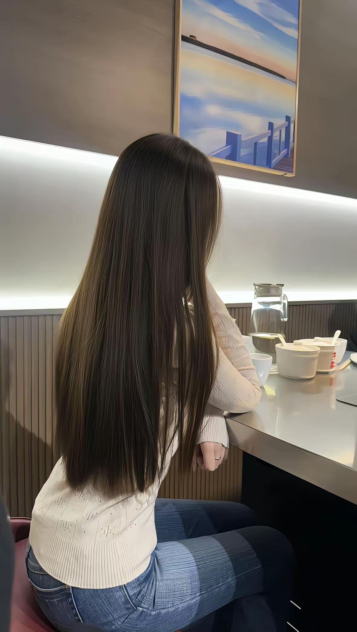 白毛衣沾了点烟火气，牛仔裤裹着松弛的步调。她好像在等一个人，也好像只是在享受这片