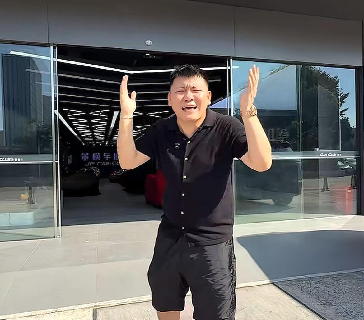 韩景枫这次真的担心了，不过挪车的一幕可以看出，他的确很豪横
这几辆豪车，恐怕很多