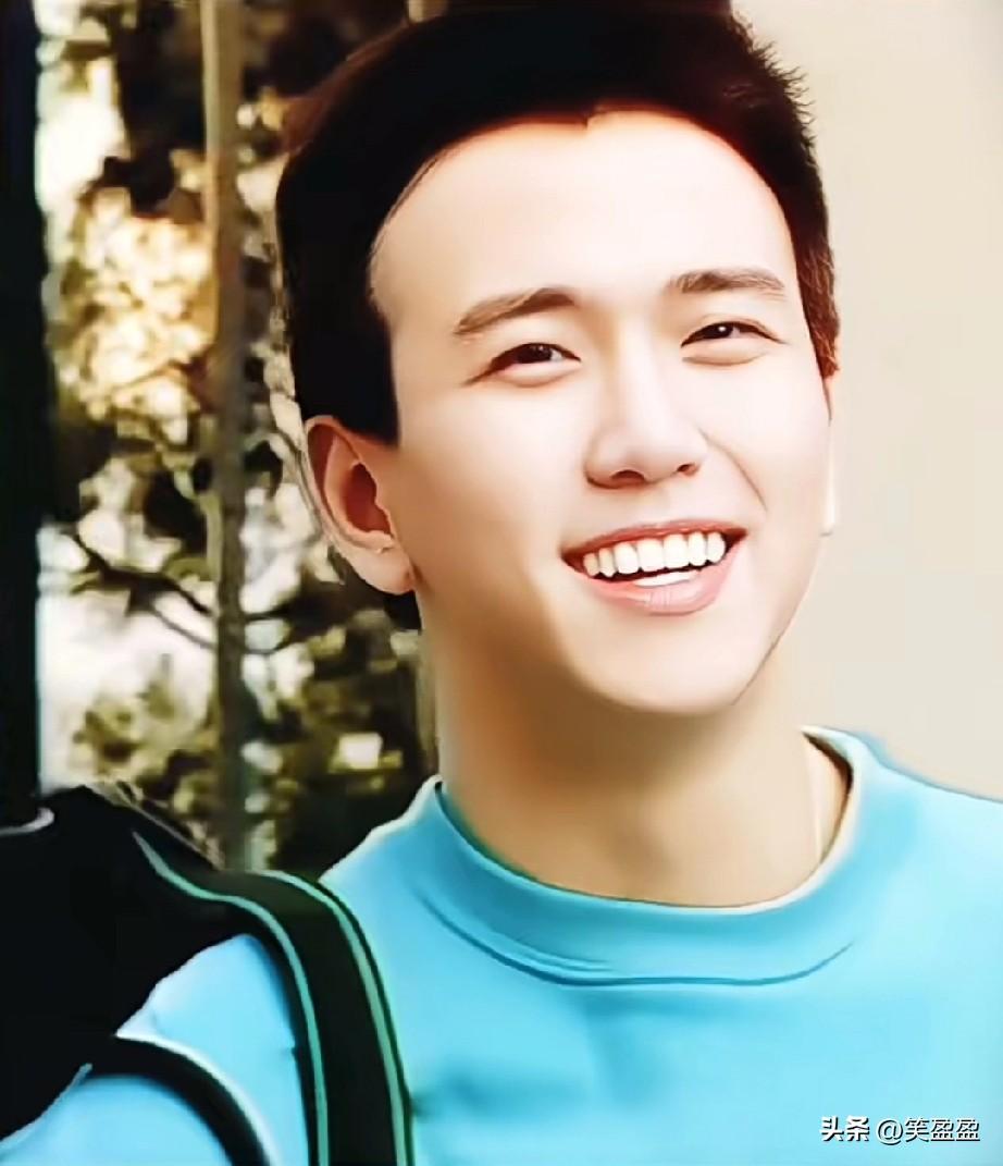 他曾为TVB当红小生，
可惜在感情上
他却辜负了多位女生的付出！
导致名气一落千