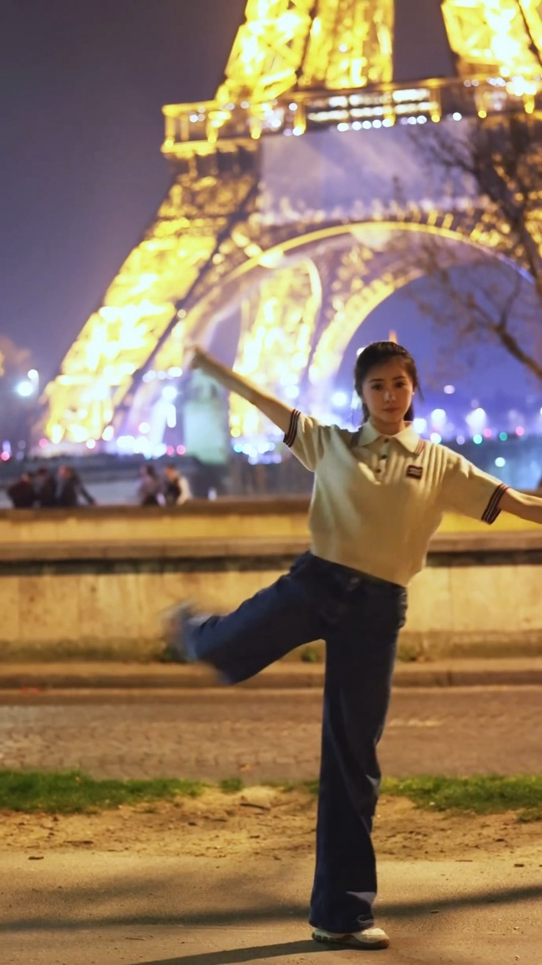 在巴黎跳舞的刘浩存，清清爽爽的高马尾牛仔裤，这样的存儿真的有种青年大学习清纯女大