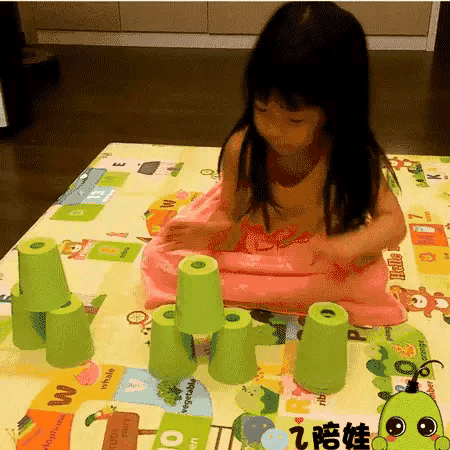 赛场比拼最见真章。一位小姑娘凭借另类玩法在叠纸杯赛事里脱颖而出，相关画面走红网络