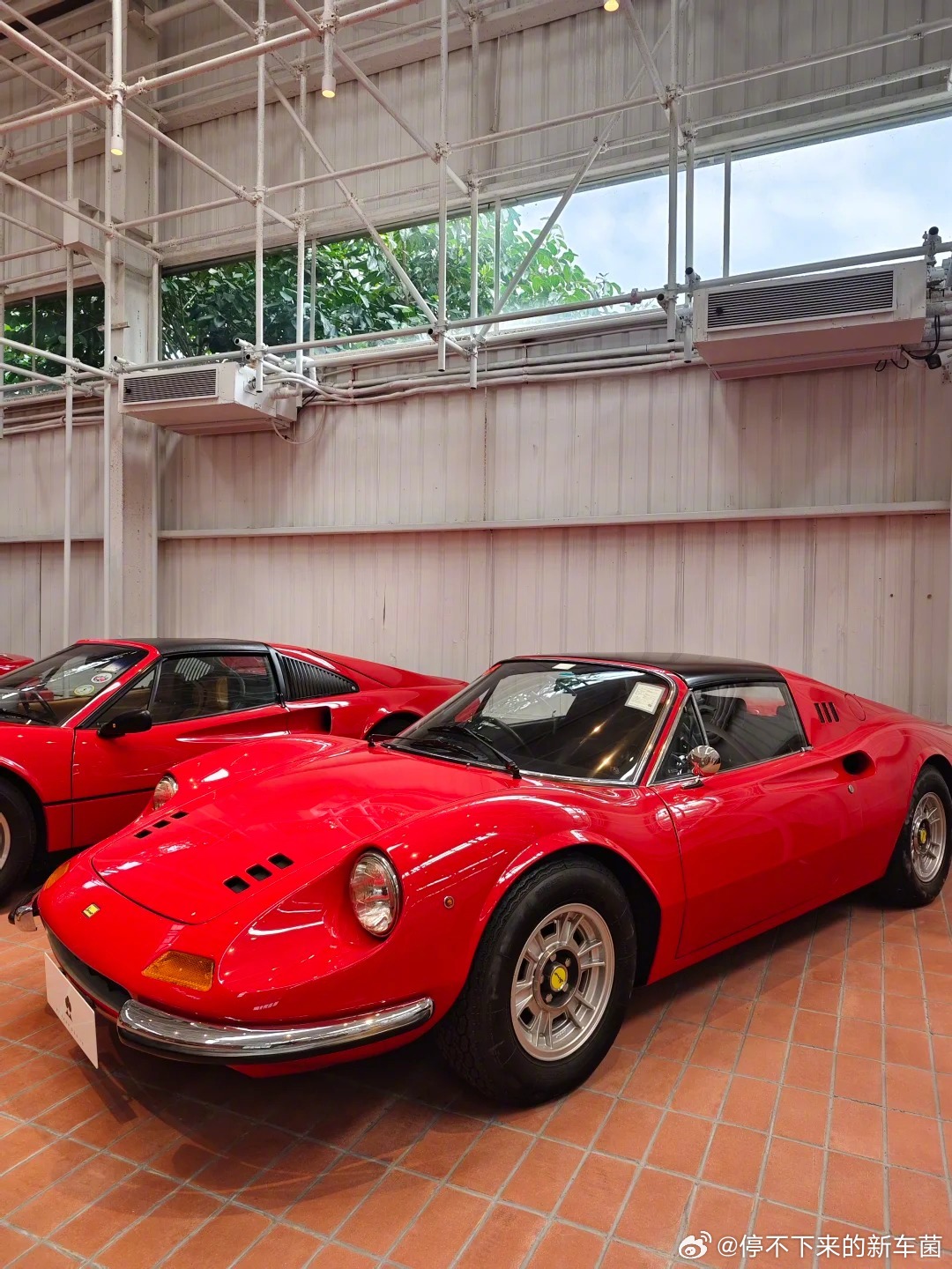 Ferrari Dino 246 GTS，红得很耀眼 ​​​