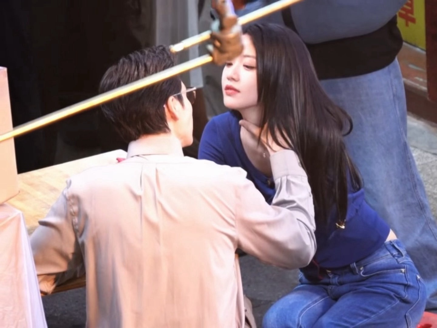 一个挑下巴一个摸脖子，憨直waiting好迷人的熟男熟女味 