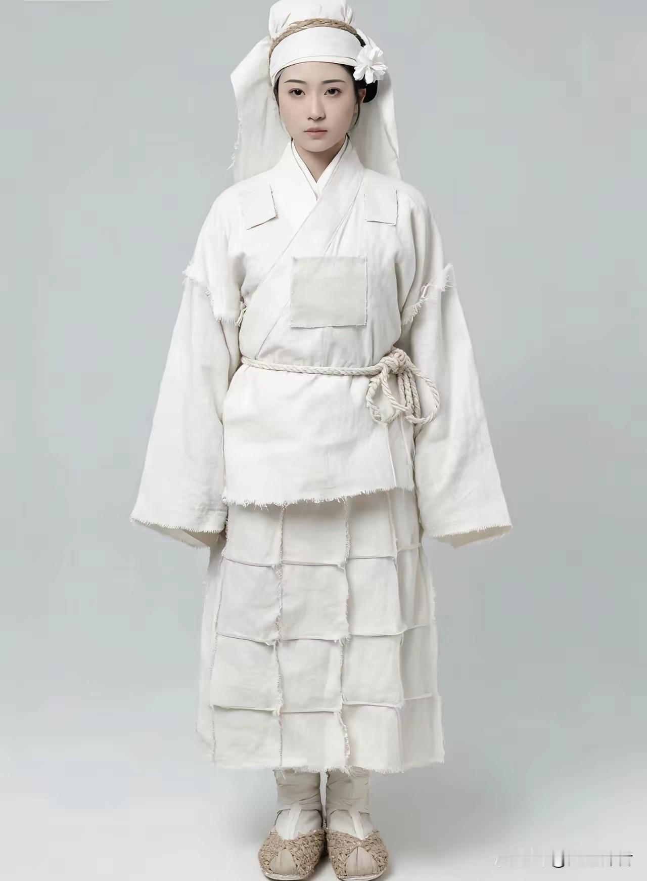 该服装设计师也真是个人才，估计设计灵感来自于中国古代丧服制度斩衰。不过这样前卫的