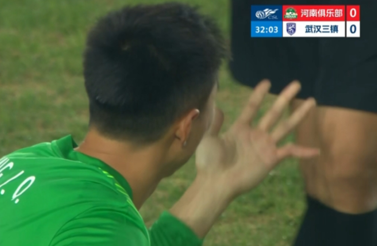 河南队vs武汉三镇 武汉三镇门将方镜淇左手小拇指脱臼，队医现场简单治疗后继续比赛