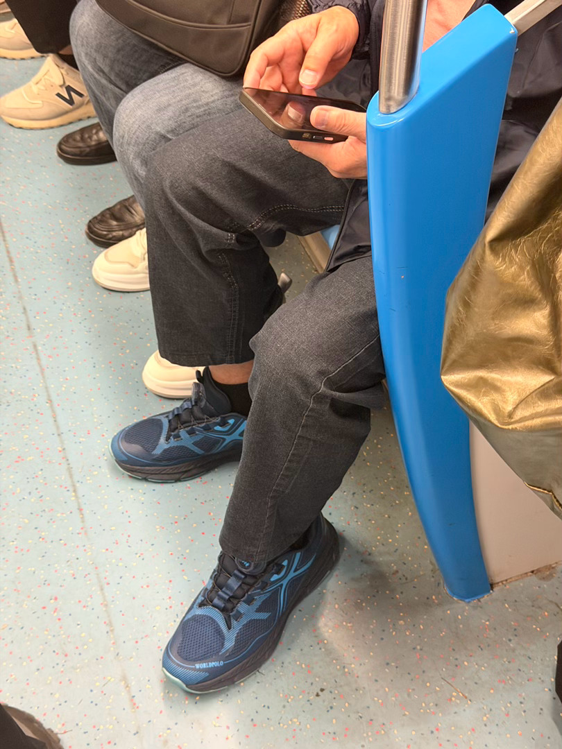 没出息的我就这样被迫让出了位置 带着我的10斤水果们  抢完后他一个人正好坐在这