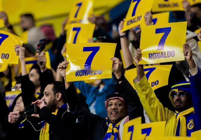 今日，主持人皮尔斯·摩根在个人社媒上回答了关于C罗近期疑似罢赛的问题。他声称已和