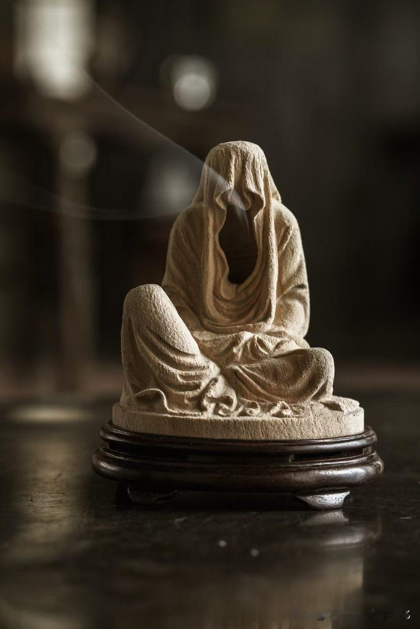 有些作品，第一眼就让人安静下来。

这尊“无相”香炉，没有面容，没有神情，只余一
