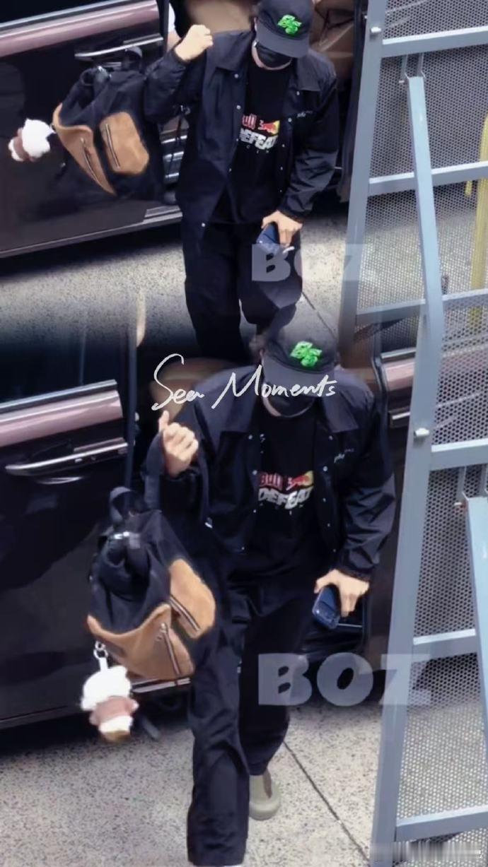 王一博走哪都挂着小嗷王一博的时尚搭子是小嗷没错了！最近上下班都换着花样戴，走到哪