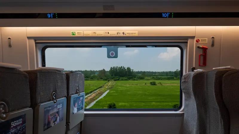 首先，乘务人员在面对女子坐过站要求高铁开门这一突发情况时，要保持冷静和专业。第一