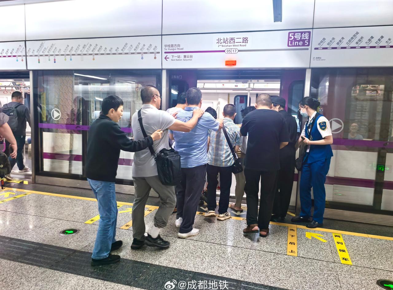 近日，成都地铁7号线北站西二路站接通知：一列车20号门有7名视力不便乘客需接应。