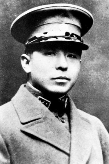 1933年张学良在意大利考察时，在雨中街头，拍摄的这张罕见的照片。身边女子是谁？