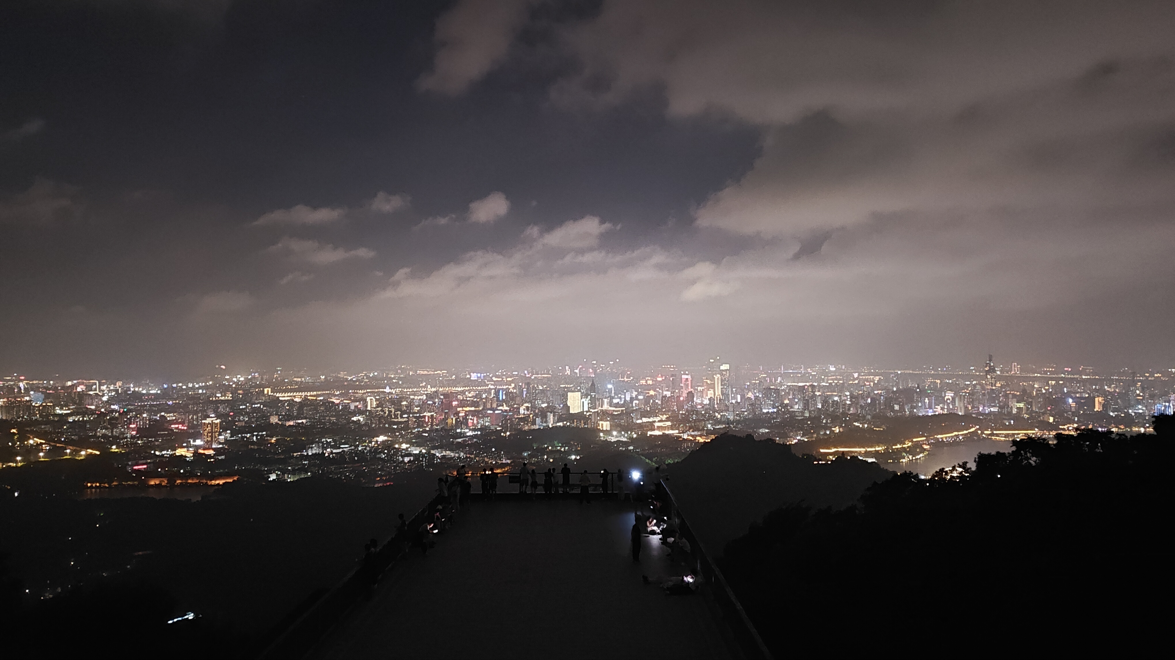 老夫夜观天象，掐指一算，明天要下雨