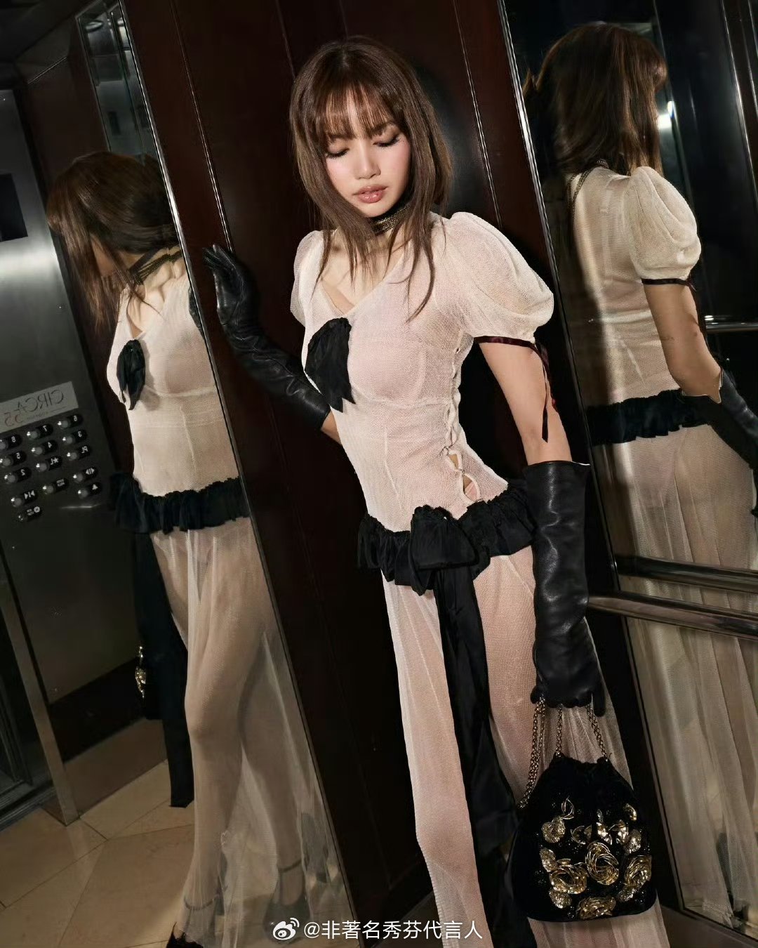 Lisa金球奖庆功派对造型很能欣赏这种美