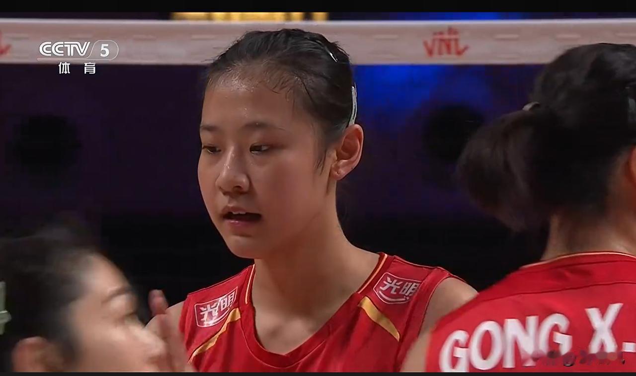 中国女排1-3意大利，一句话概括：开局依旧慢热，问题仍然很多，但与昨天相比还是有