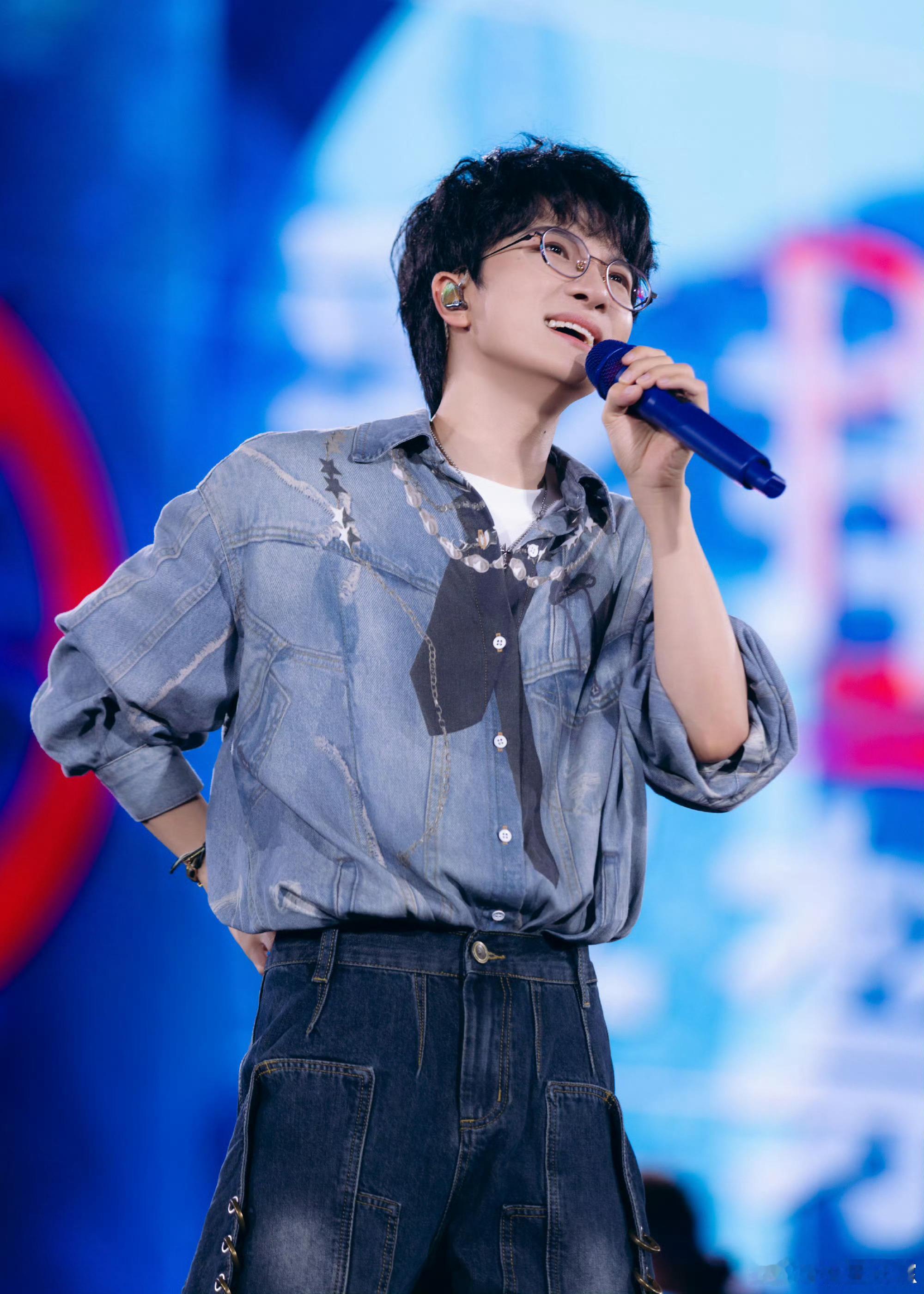 周深在演唱会捞到大黄鱼了 周深舞台捞鱼可盐可趣说的就是周深，既能深情歌唱，也能在